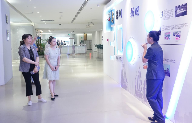 上海铁路运输法院一行到深圳行政审判中心调研